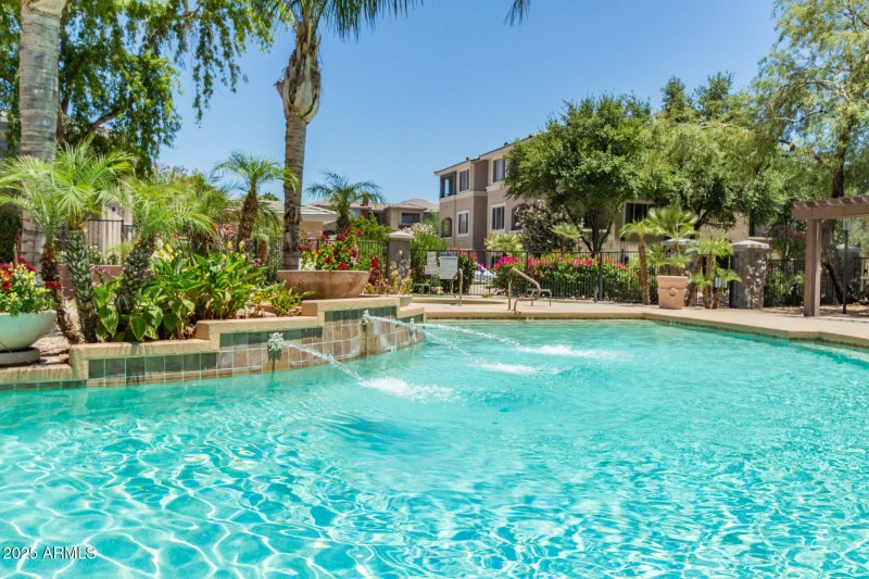 5345 Pool with aerators