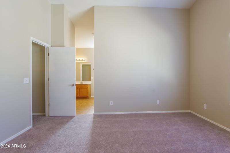 008-photo-primary-bedroom-8930031