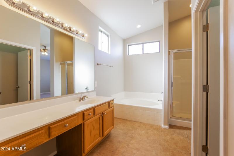 009-photo-primary-bathroom-8930032