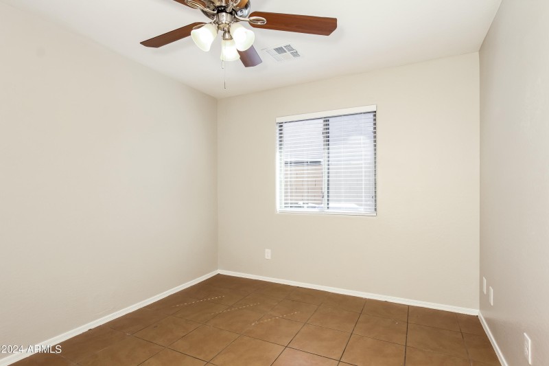 025-photo-bedroom-11963960