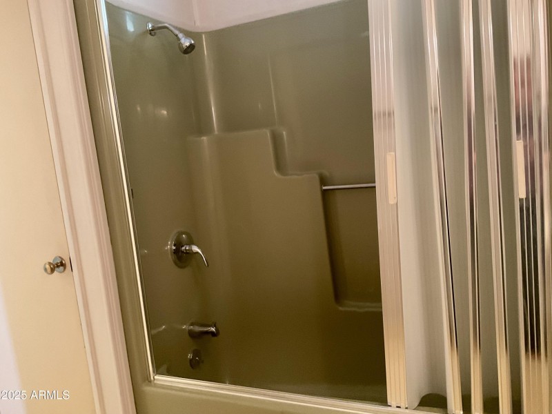 En Suite tub-shower