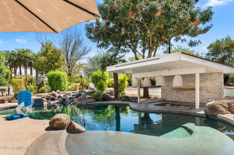 Swim up bar