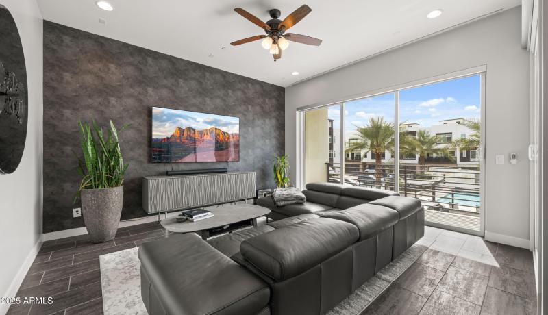 Living Room/Balcony
