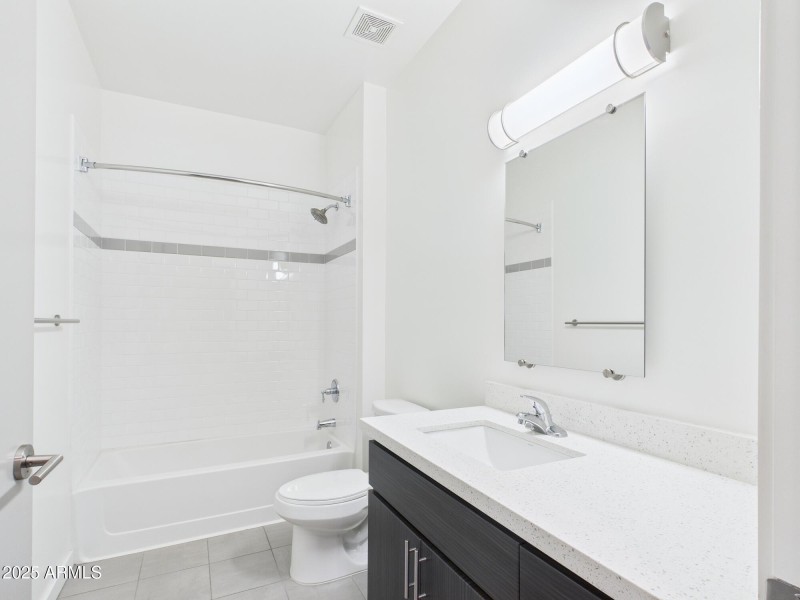 CAM02404G0-PR0141-STILL009