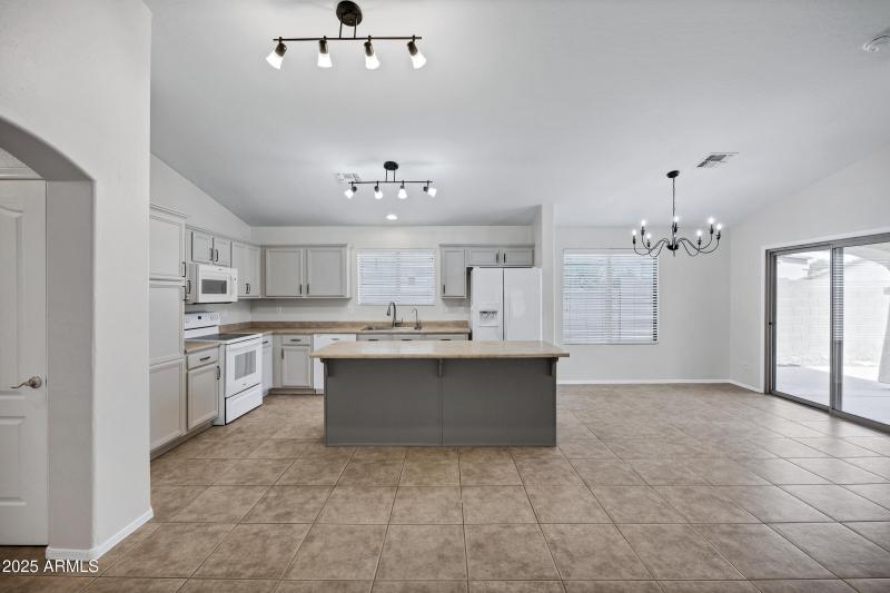 2943 E Mead Dr-10