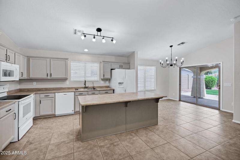 2943 E Mead Dr-14