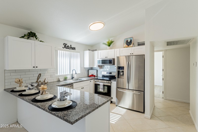 1626 N Pinnule Kitchen 2