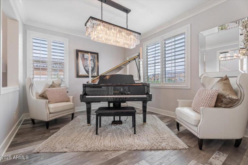 Den / Piano Room