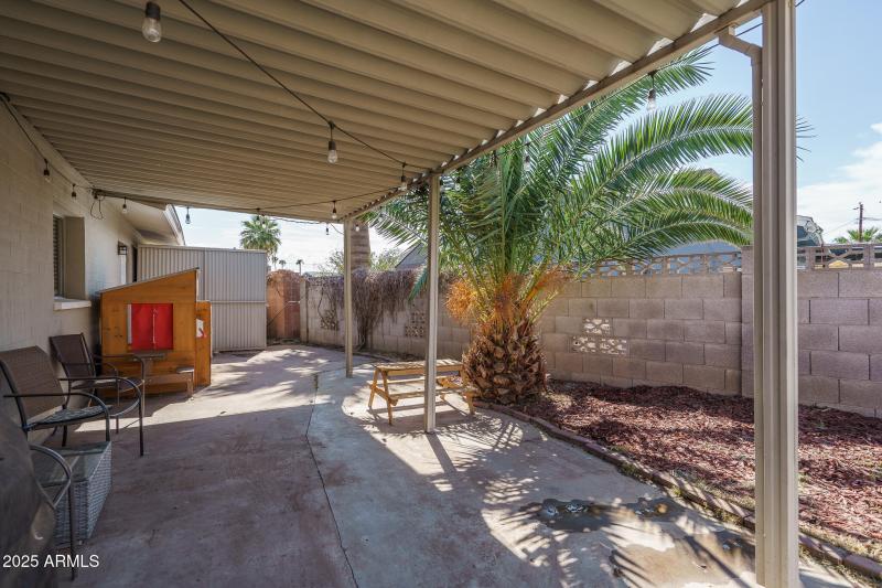 27) SIDE PATIO