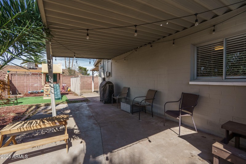 28) SIDE PATIO