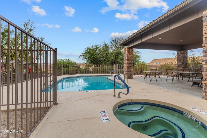 1711 E Waltann Ln-45