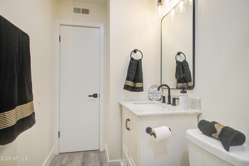 Bathroom 2-pic 2