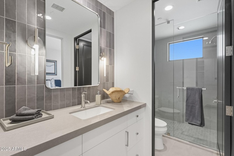 049_Guest Ensuite 2