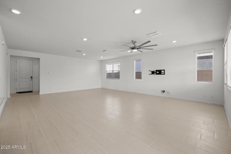 8)GREAT ROOM