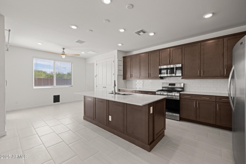 10)KITCHEN