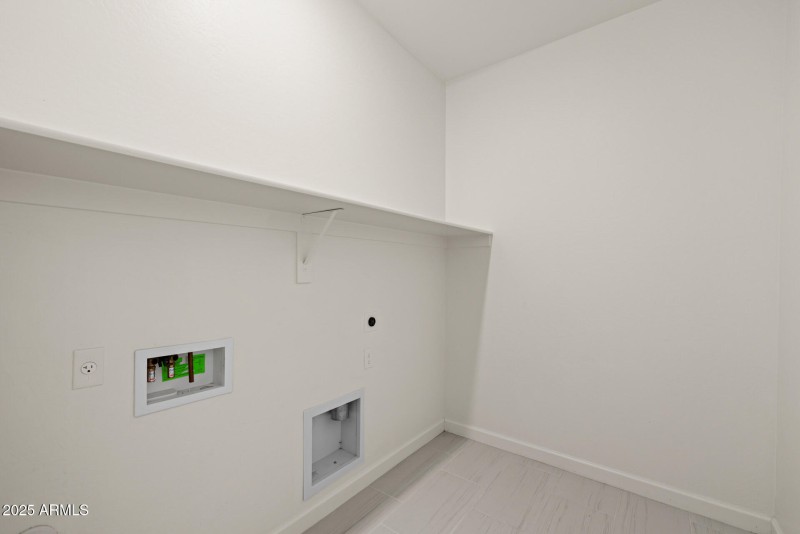26)LAUNDRY ROOM