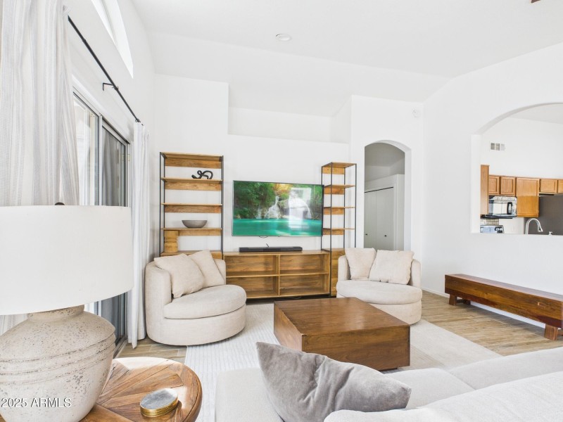 CAM02404G0-PR0143-STILL006