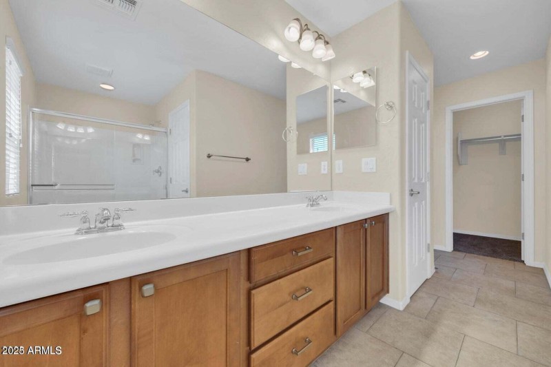 3639 W Thalia Ct - Double Sinks : Walkin