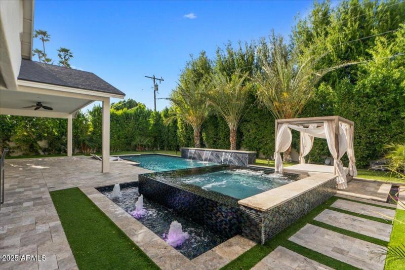 060-Hot Tub & Pool