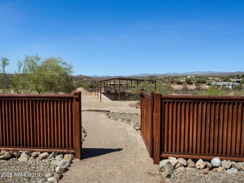043_gated courtyard to horse set up