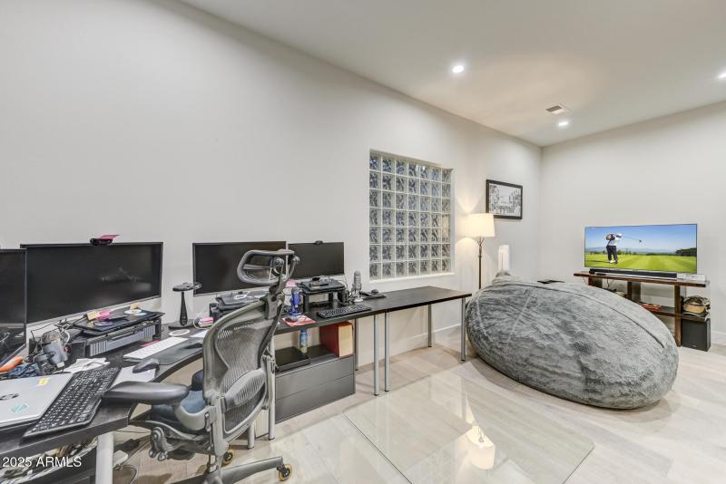 6279 E Wilshire Dr-36
