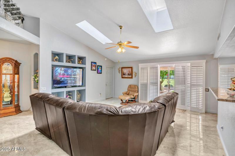 Family room 2 (2)