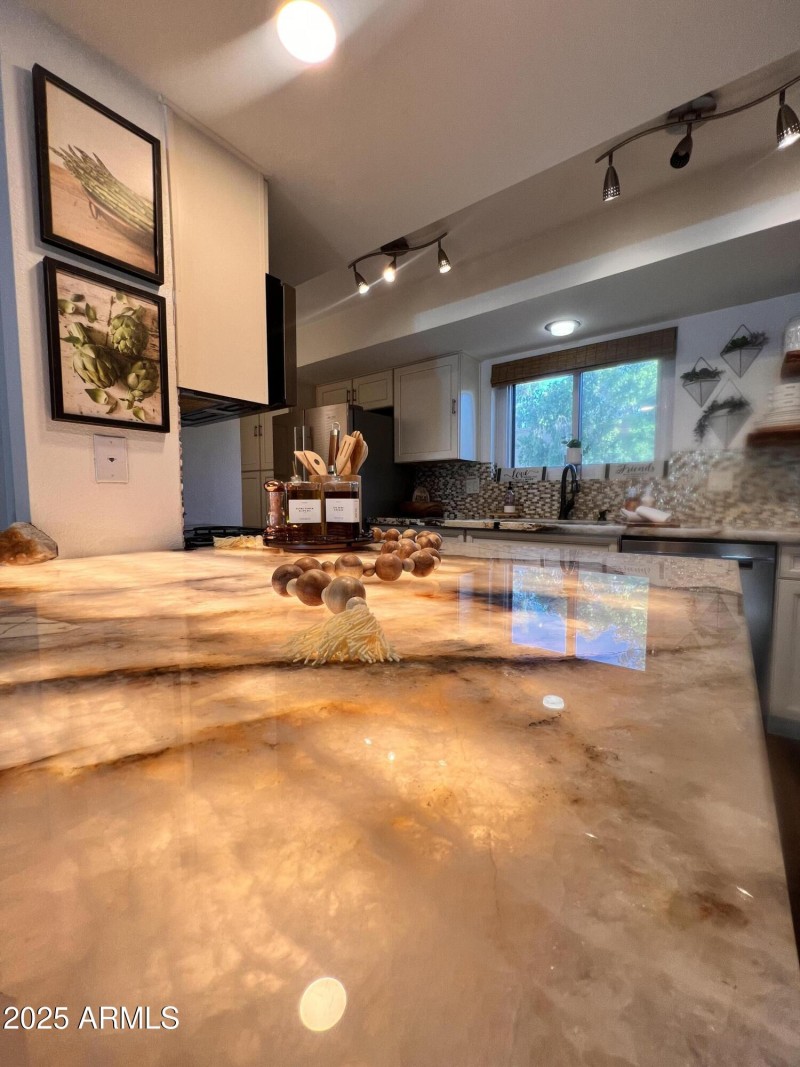 QUARTZ ILLUMINATED ISLAND