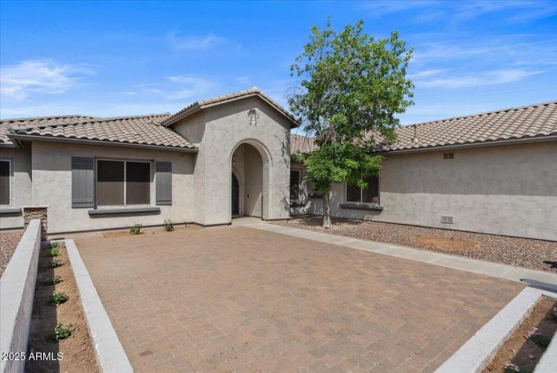 11-Front yard & walkway