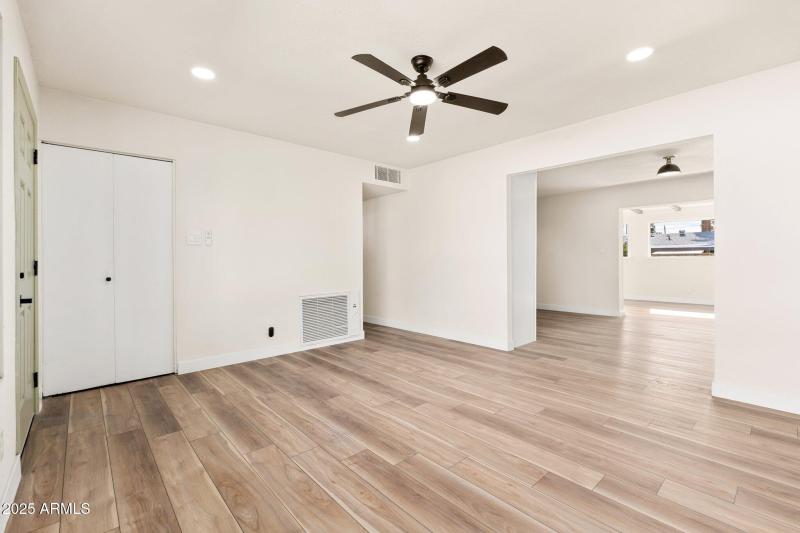 2227 W Paradise Dr - 04