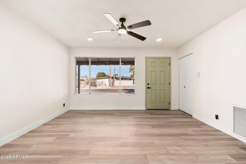 2227 W Paradise Dr - 05