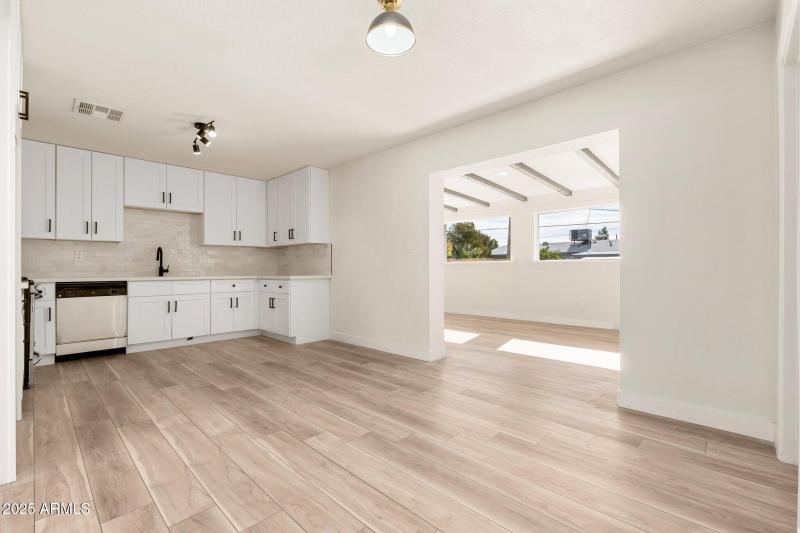 2227 W Paradise Dr - 06