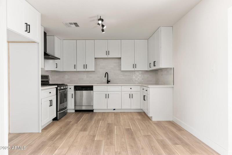 2227 W Paradise Dr - 07