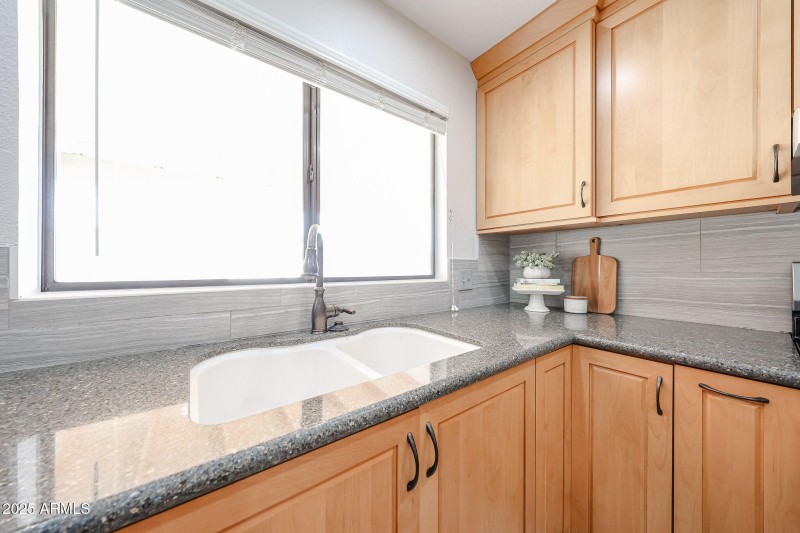 Oversized Tile Backsplash