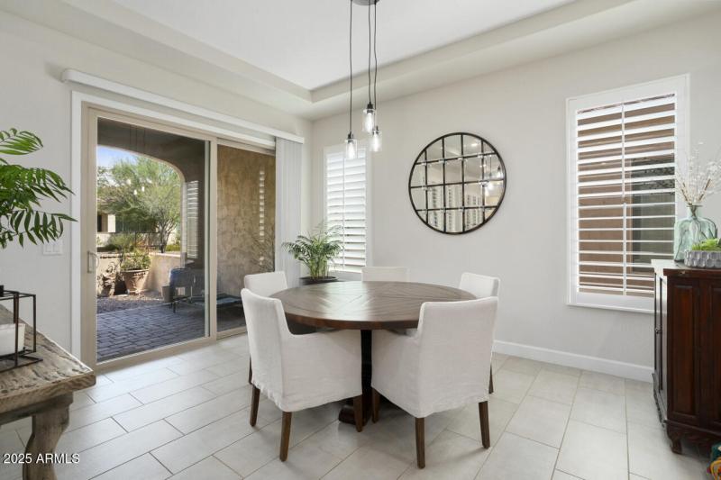 Dining room w/windows!