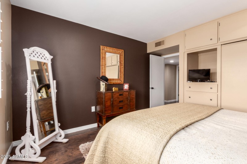 Guest bedroom 1