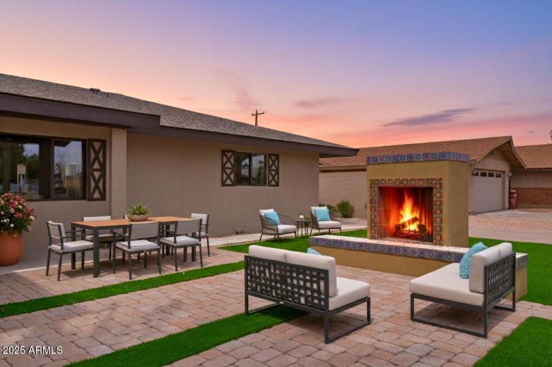 Front Fireplace View - Twlight