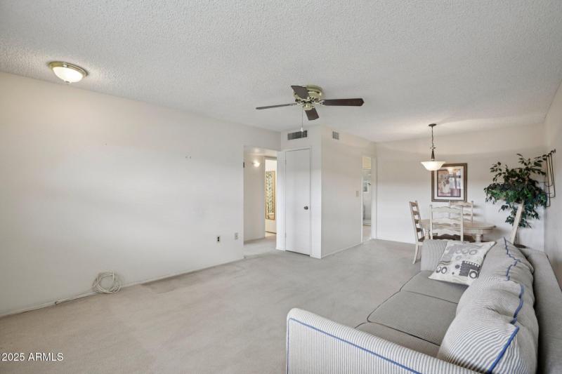 Living room/dining area