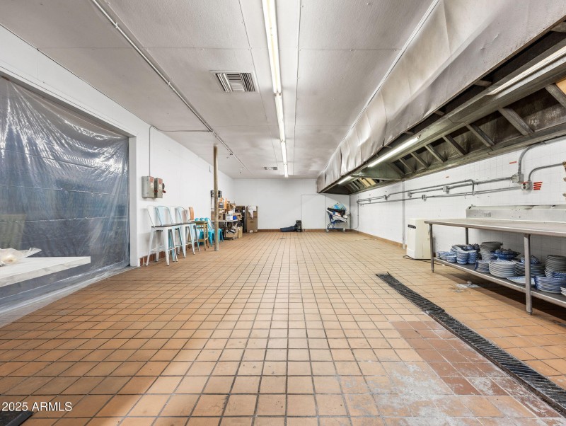23-web-or-mls-4239 N 40th Ave-42