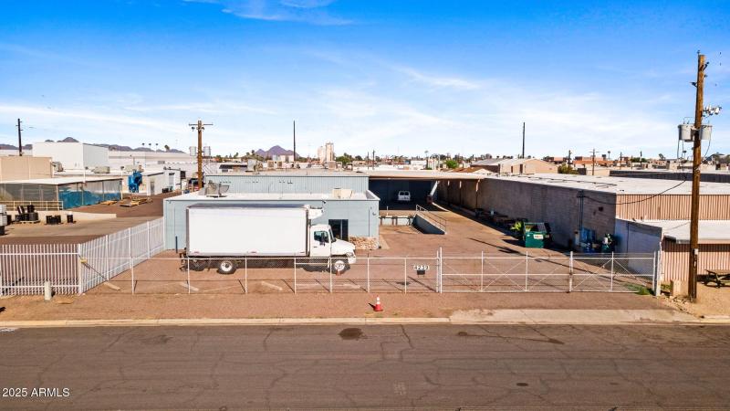1-web-or-mls-4239 N 40th Ave-9