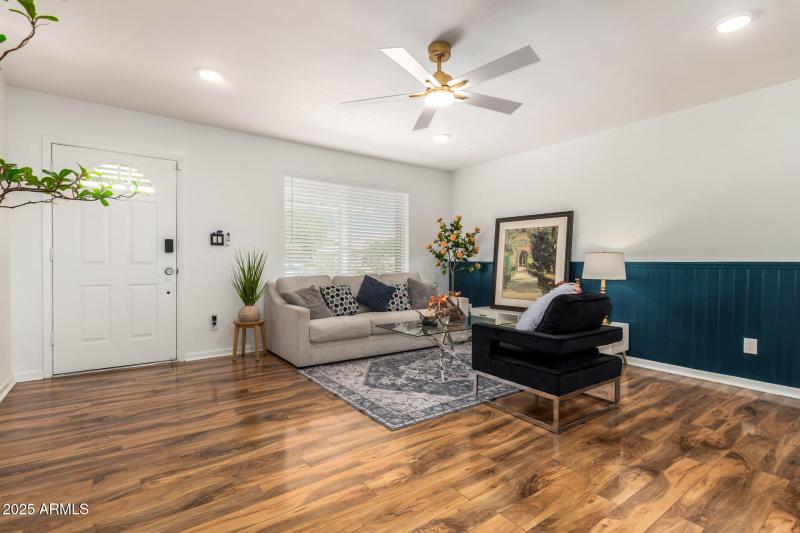 2201 E KINGS Avenue - Living Room