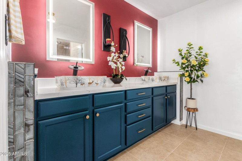 2201 E KINGS Avenue - Bathroom