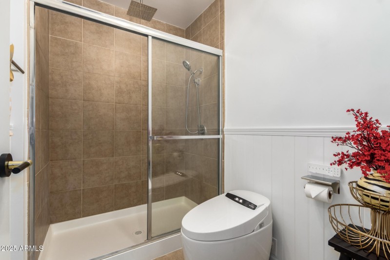 2201 E KINGS Avenue - Bathroom
