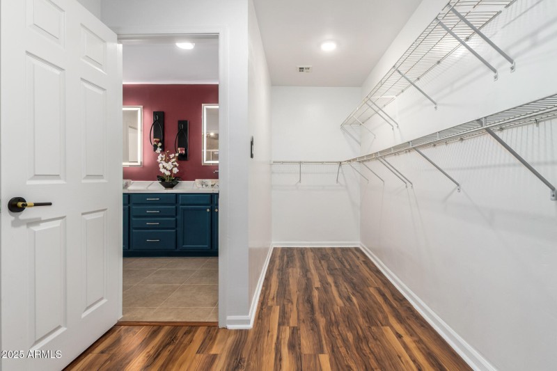 2201 E KINGS Avenue - Walk-in Closet