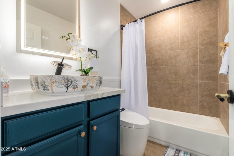 2201 E KINGS Avenue - Bathroom