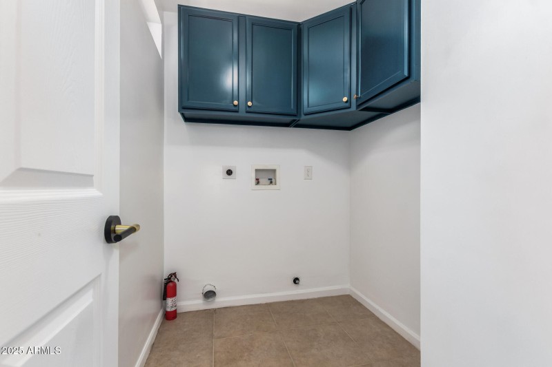 2201 E KINGS Avenue - Laundry Room