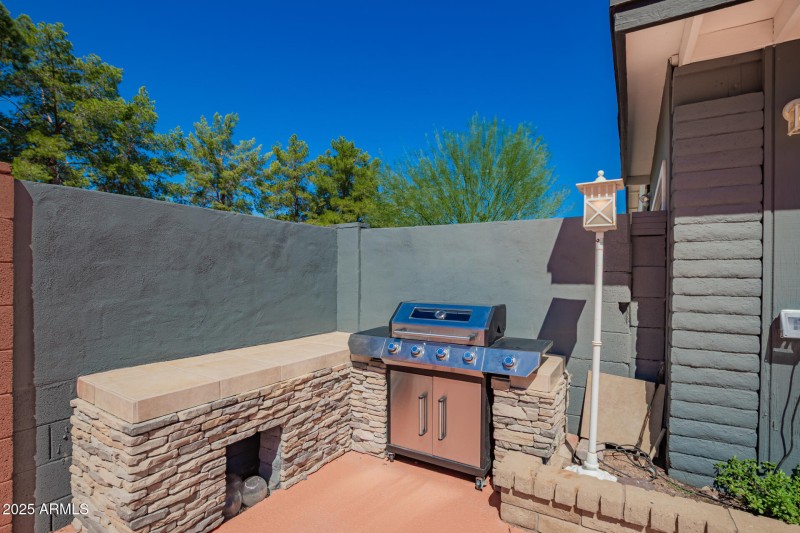 2201 E KINGS Avenue - Backyard