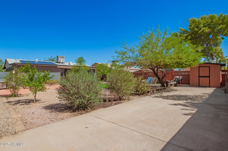 2201 E KINGS Avenue - Backyard