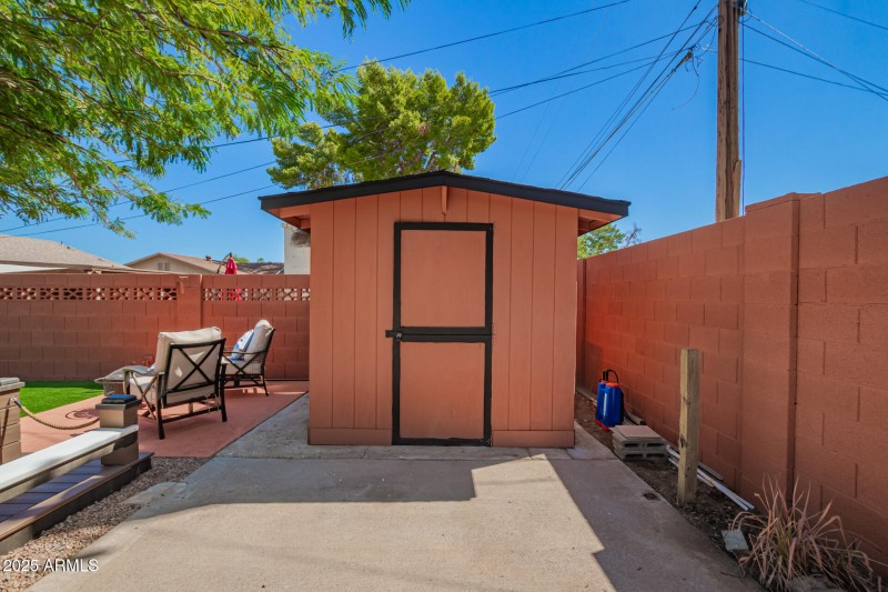 2201 E KINGS Avenue - Backyard