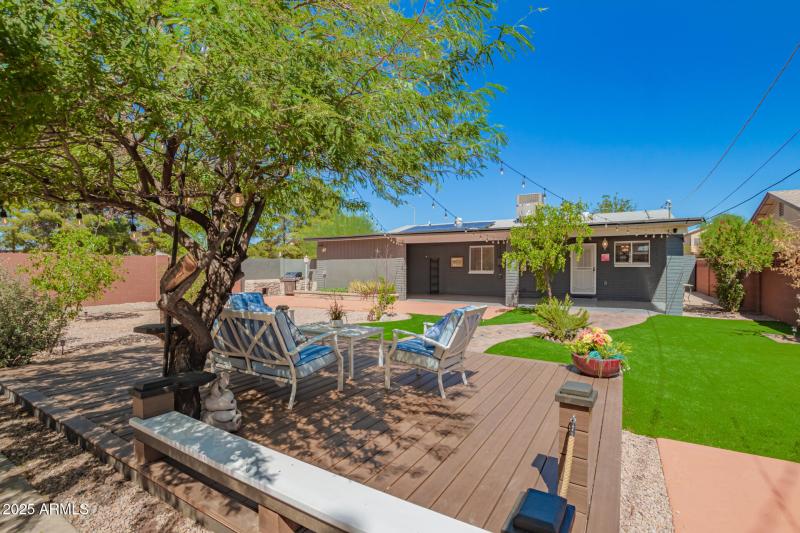 2201 E KINGS Avenue - Backyard