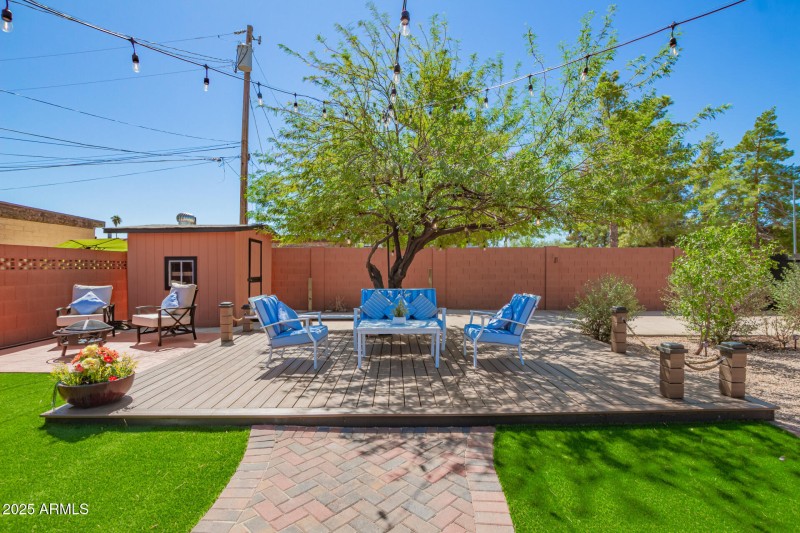 2201 E KINGS Avenue - Backyard